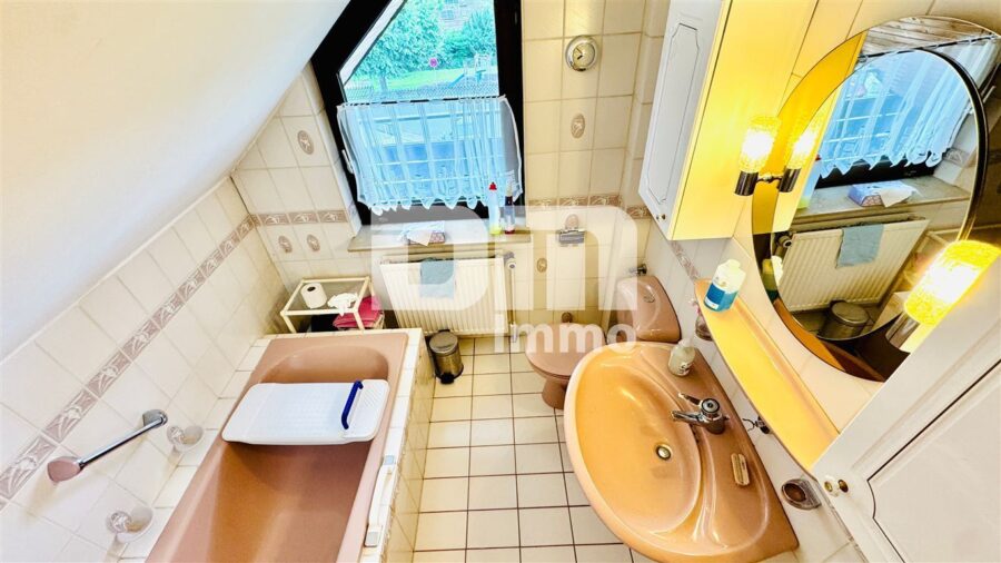 (R)eserviert!Großzügiges Einfamilienhaus in begehrter Lage mit Balkonen und Traumgarten - OG / DG Bad / Wanne